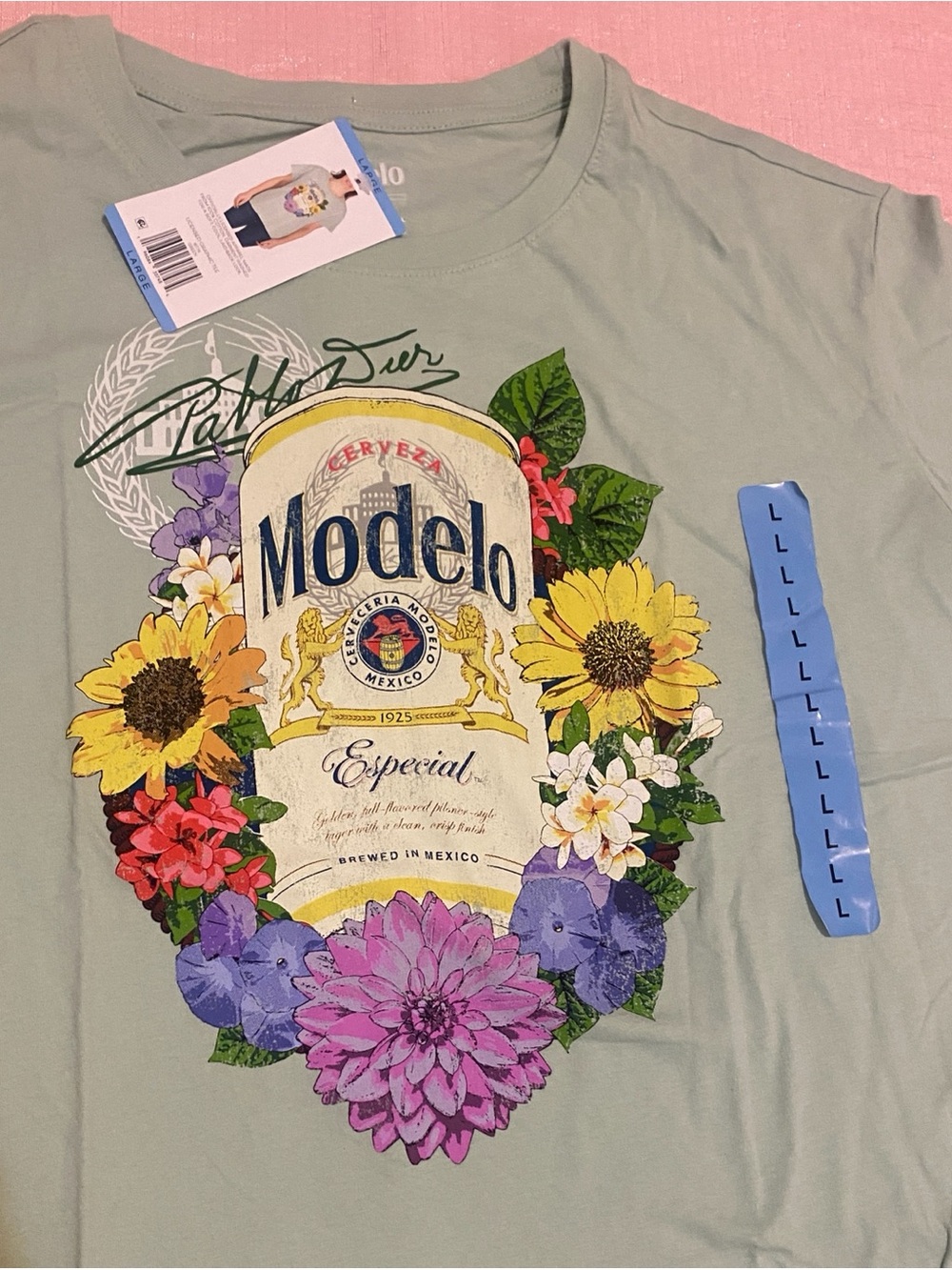Modelo Logo Graphic Tee